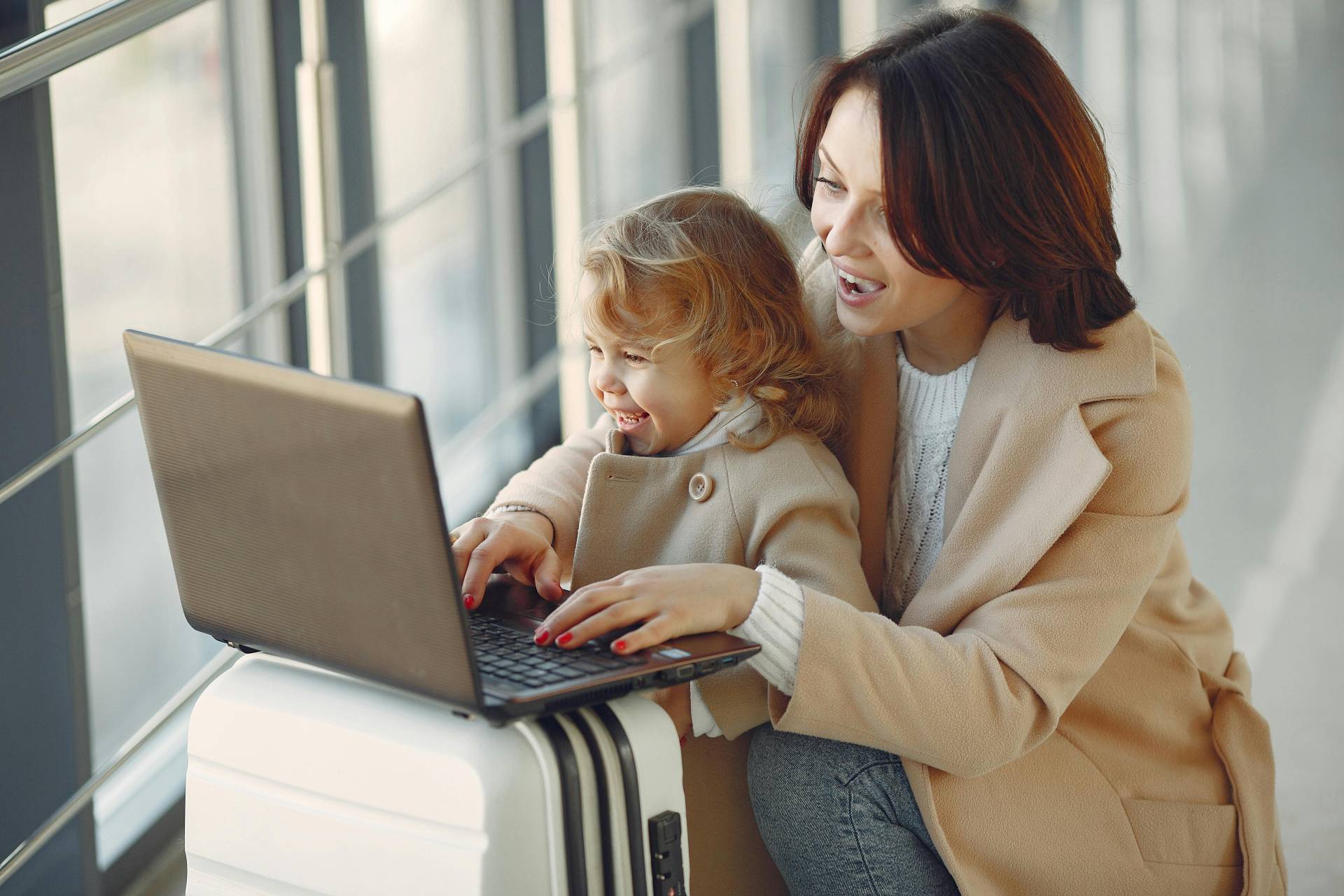 Using an eSIM for Safe Connectivity on Family Vacations