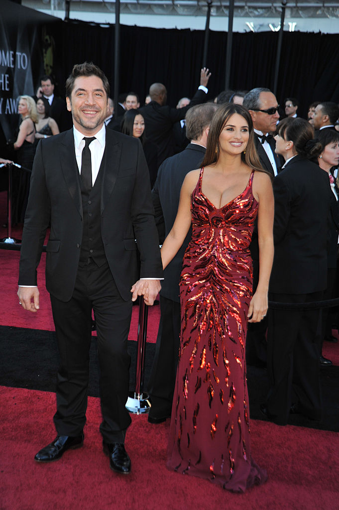 Javier Bardem and Penélope Cruz at the 2011 Oscars, red carpet, awards, L'Wren Scott