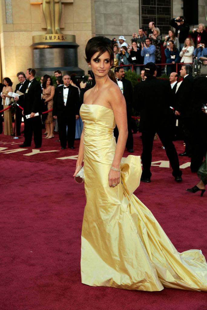 Penélope Cruz at the 2005 Oscars, red carpet, Oscar de la Renta, awards, yellow dress, Chopard