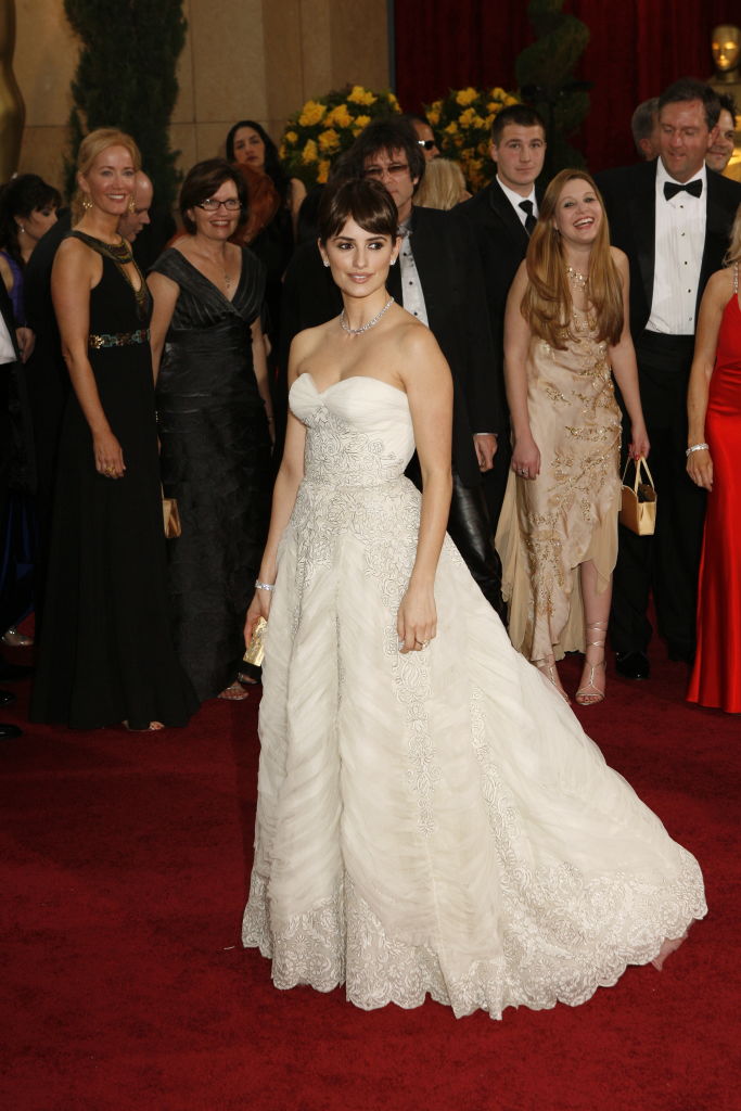 Penélope Cruz at the 2009 Oscars, Balmain, vintage, red carpet, Chopard, Judith Leiber, awards