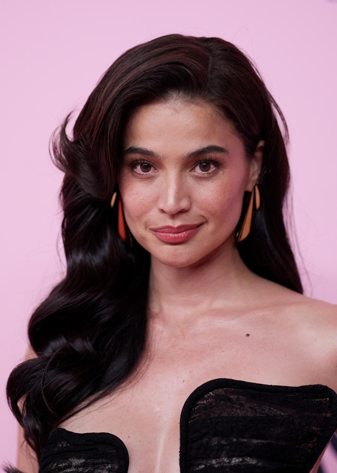 Anne Curtis at the 2025 Victoria’s Secret Fashion Show with soft waves.